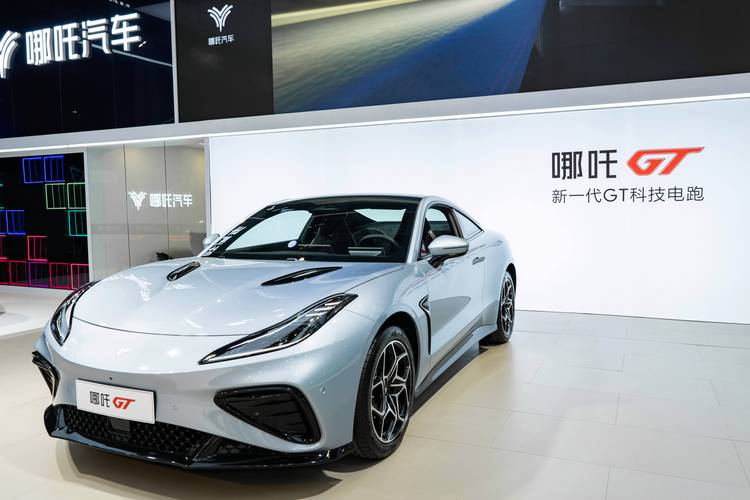 广州267哪吒汽车在智能汽车领域的表现，领途汽车在新能源汽车市场中的影响力